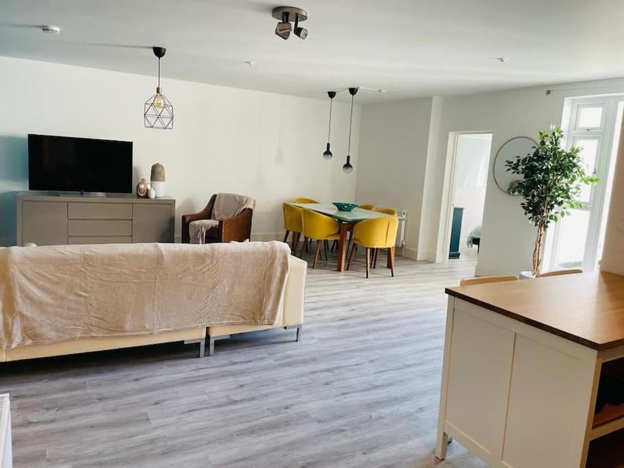 沃金Stunning Huge Openplan 2Bed Flat公寓 外观 照片